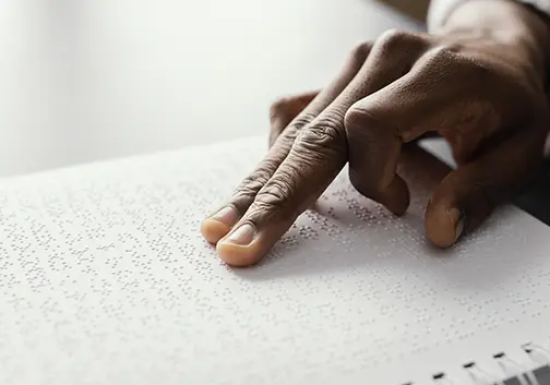 foto leitura em braile